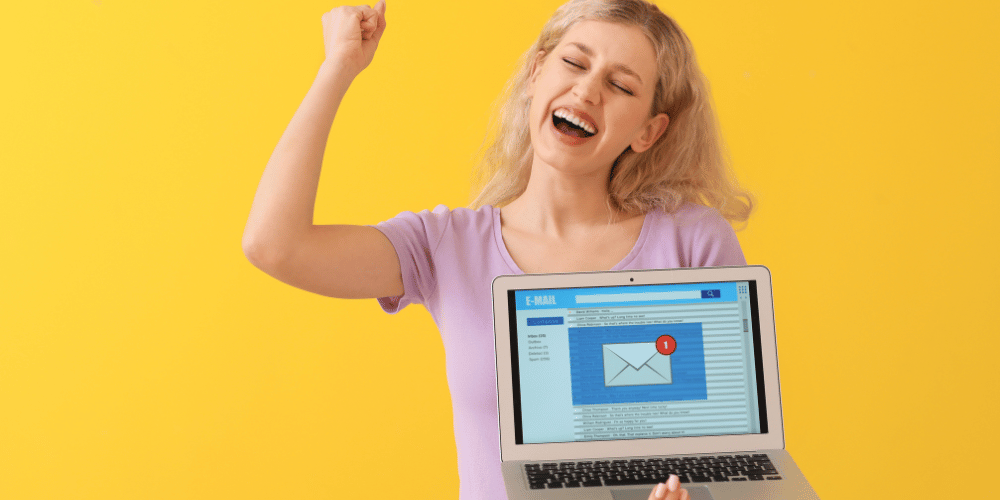 firma-de-correo-por-que-incluirla-emails-joven-celebrando-correos-electronicos-servisoftcorp.com