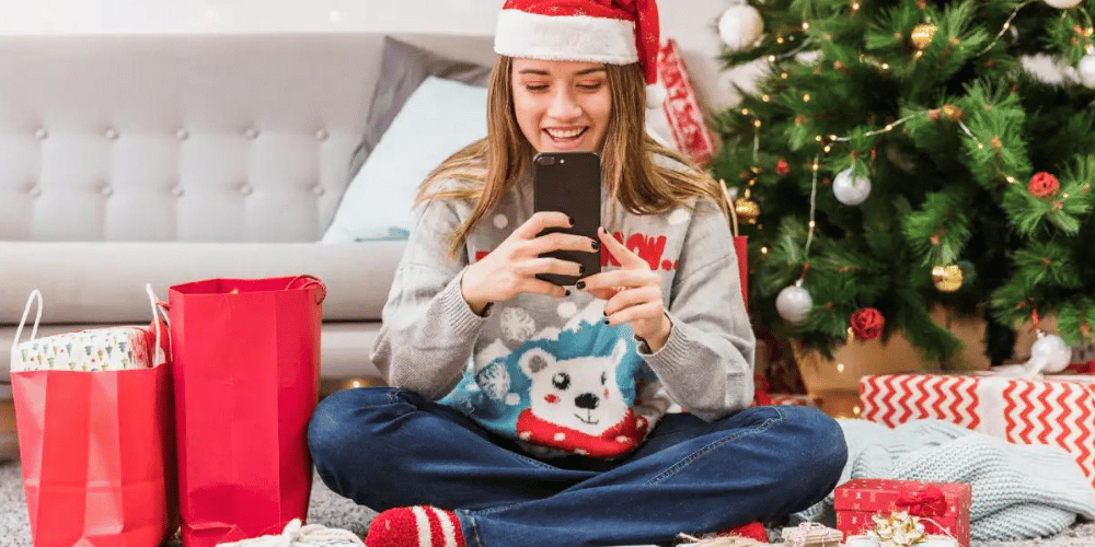 como-preparar-tu-tienda-online-esta-navidad-mujer-comprando-en-navidad-servisoftcorp.com