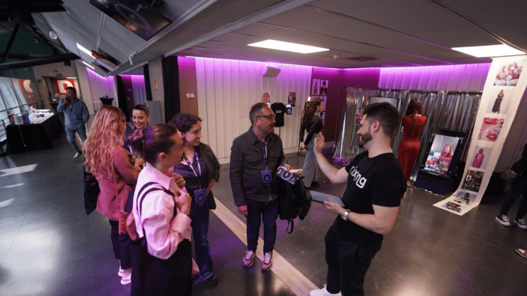 conectados-2025-la-IA-revolucionara-el-sector-publicitario-evento-tecnologia-IA-publicidad-marketing-servisoftcorp.com