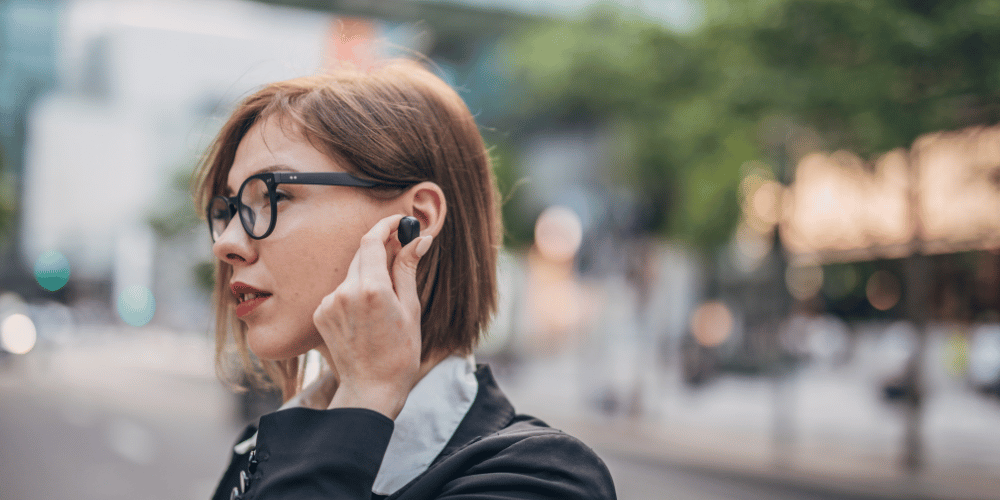 los-mejores-auriculares-inalambricos-son-una-alternativa-a los-AirPods-Pro-mujer-con audifonos-servisoftcorp.com