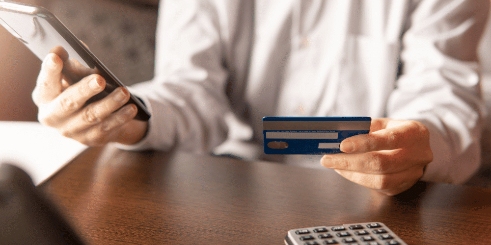 IA-generativa-asi-el-48%-de-los-usuarios-decide-sus-compras-decision-de-compra-servisoftcorp.com