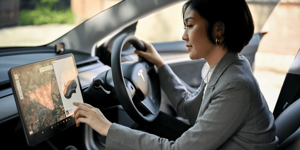 elon-Musk-integra-su-polemico-chatbot-en-Tesla-conductora-en su-tesla-servisoftcorp.com