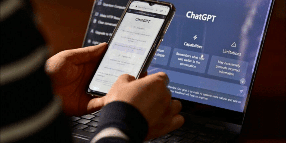 GPT-4o-de-OpenAI-resucita-tras-desplome-del-estreno-de-GPT-5-usuario-consultando-chat-gpt-servisoftcorp.com