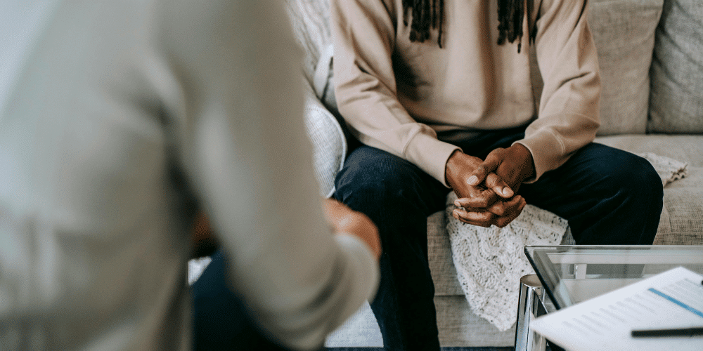 asistente-IA-para-impulsar-la-salud-mental-en-el-trabajo-empleada-con-psicologo-servisoftcorp.com