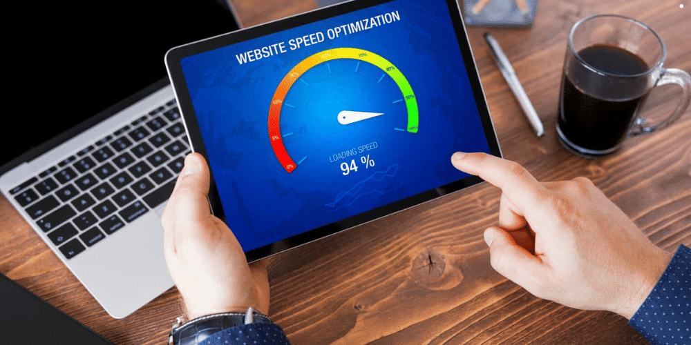 Equipo de marketing analizando datos y planificando campañas para el Cyber Monday.