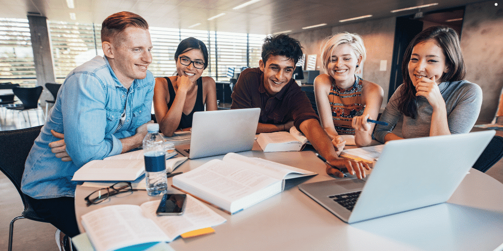 Equipo de marketing educativo analizando métricas y planificando estrategias de email marketing