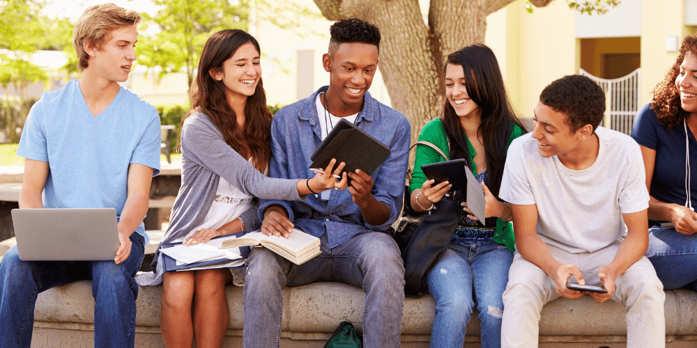 Estudiante recibiendo un email personalizado como parte de las estrategias de email marketing de una institución