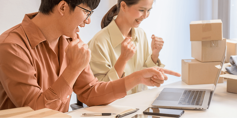 Equipo optimizando procesos comerciales basándose en datos del historial de conversaciones