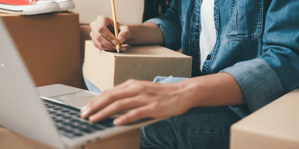 Hombre de negocios analizando datos del historial de conversaciones en una dashboard para aumentar ventas