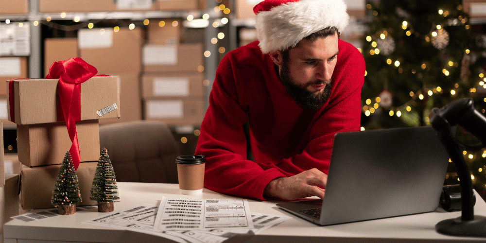 Hombre de negocios implementando las 5 acciones clave para un ecommerce en navidad exitoso en 2025