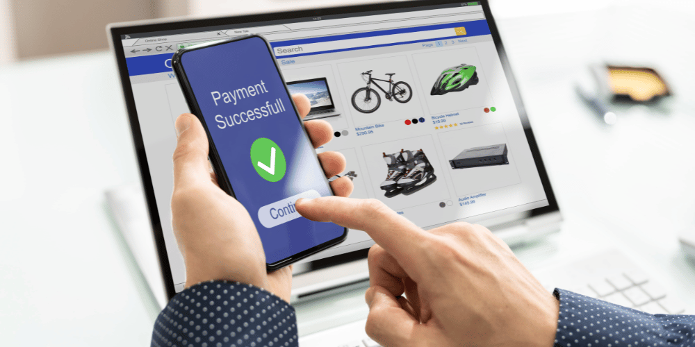 Hombre haciendo una compra en internet a una marca confiable, tendencias de marketing 2026