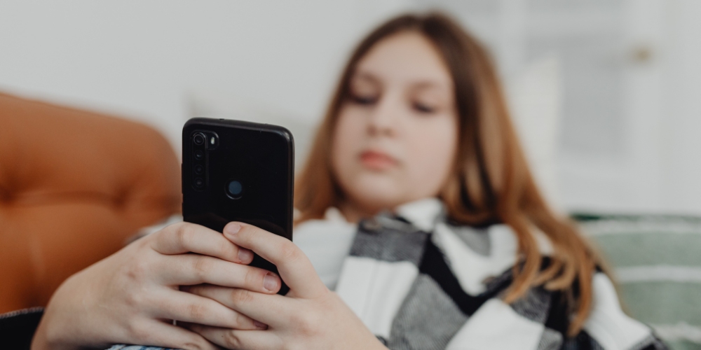 filtros-mas-seguros-asi-cambian-las-cuentas-para-adolescentes-Instagram-menor-viendo-contenido-ig-servisoftcorp.com